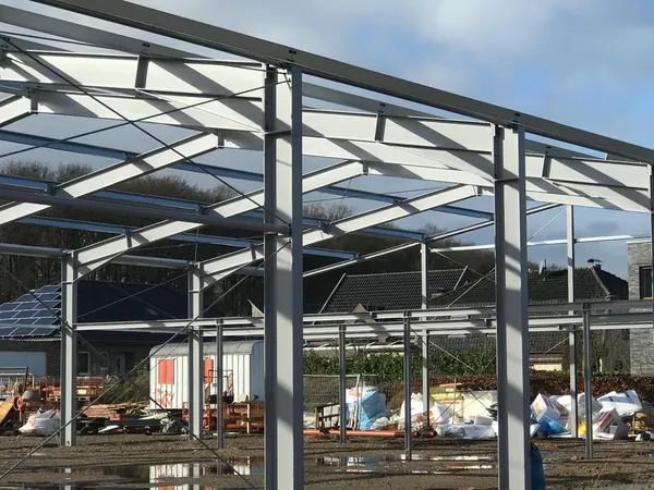 Stützen, Dachträger und Verbände einer Stahlhalle während der Errichtung.